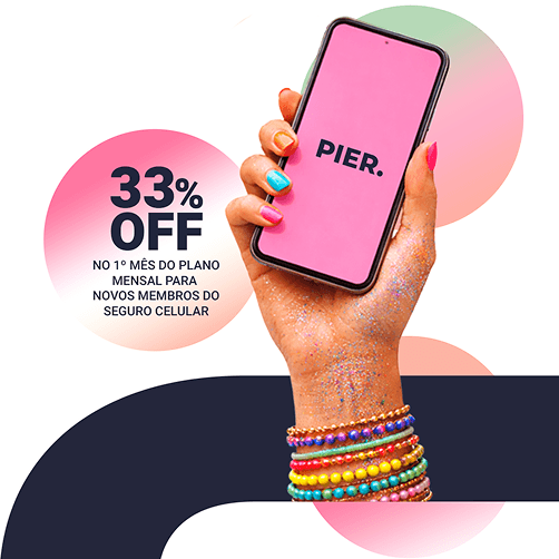Uma mão segurando um celular com a tela rosa e a logo da Pier no meio com formas redondas coloridas no fundo mostrando um desconto.