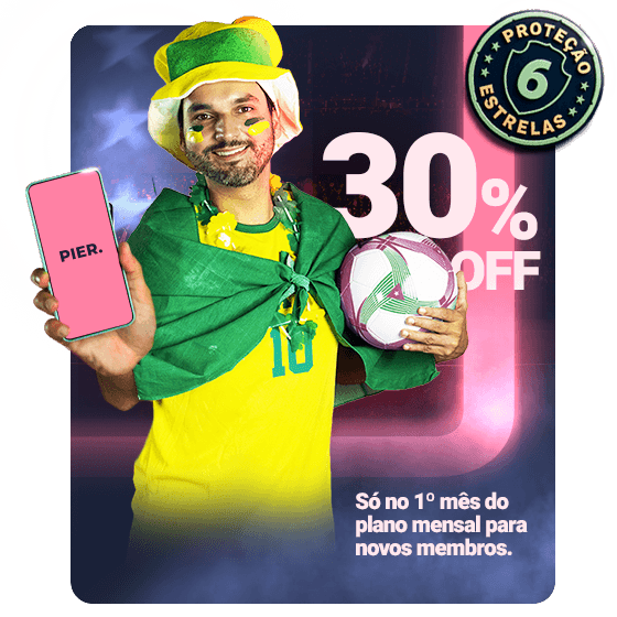 Imagem de um homem torcedor da seleção brasileira com uma bola na mão esquerda e mostrando o celular com a logo da Pier na tela na mão direita.