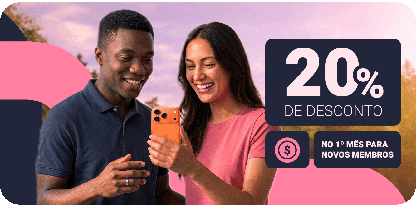Imagem de um homem e uma mulher segurando um iPhone 17 anunciando o desconto de 20% no 1° mês para novos membros