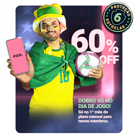 Imagem de um homem torcedor da seleção brasileira com uma bola na mão esquerda e mostrando o celular com a logo da Pier na tela na mão direita.